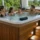 Família aproveitando momento de relaxamento em spa com deck