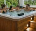 Família aproveitando momento de relaxamento em spa com deck