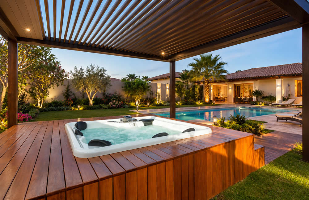 Projeto de deck com banheira SPA e pergolado